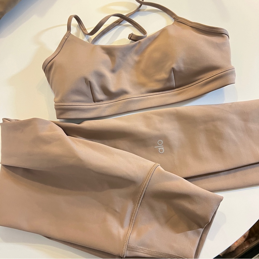 Never worn Alo Yoga set: Taupe 7/8 high waist airlift legging and intrigue bra